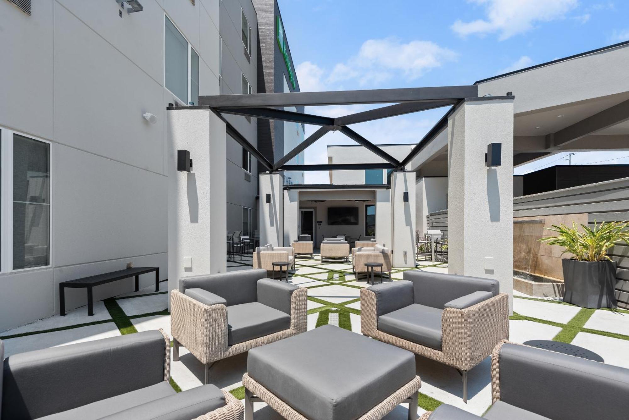 Holiday Inn Gonzales By Ihg Exterior photo